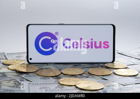 Celsius Krypto-Firmenlogo auf dem Smartphone, das auf den Dollar-Banknoten platziert ist. Stafford, Großbritannien, 19. Juli 2022 Stockfoto