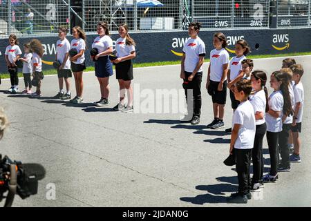 Montreal, Kanada. 19.. Juni 2022. Grid Kids während des Formel 1 AWS Grand Prix du Canada 2022, 9. Runde der FIA Formel 1 Weltmeisterschaft 2022, auf dem Circuit Gilles Villeneuve, vom 17. Bis 19. Juni 2022 in Montreal, Kanada - Foto Florent Gooden / DPPI Credit: DPPI Media/Alamy Live News Stockfoto