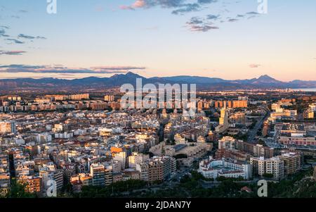 Alicante bei Sonnenuntergang von der Burg Santa Barbara aus gesehen. Stockfoto