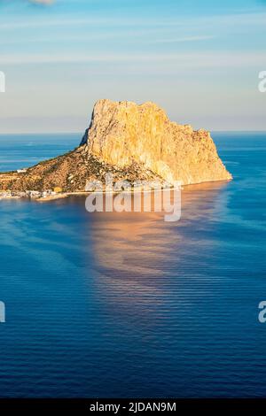 Peon d'Ifach aka Calpe Rock an der Costa Blanca, Spanien eines der berühmtesten Wahrzeichen an der Costa Blanca Küste. Stockfoto