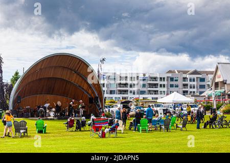 Zuschauer warten auf den Start eines kostenlosen Musikkonzerts in Sidney auf Vancouver Island British Columbia Canada Stockfoto