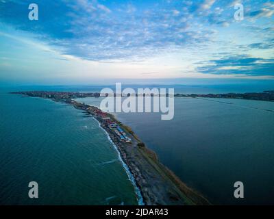 Genießen Sie das Panorama eines wilden Sandstrandes mit trockenem Gras, das von einem tiefen, ruhigen Abend gewaschen wird. Schwarzer Himmel in Bulgarien Stockfoto