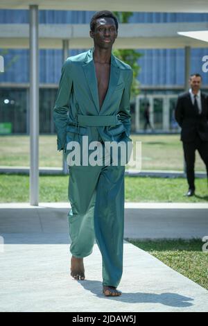 Mailand, Moncalieri, Italien. 19.. Juni 2022. Models auf dem Laufsteg, ETRO-Modenschau auf der Milan Fashion Week Herren Frühjahr Sommer 2023 (Bildquelle: © Riccardo Giordano/ZUMA Press Wire) Stockfoto