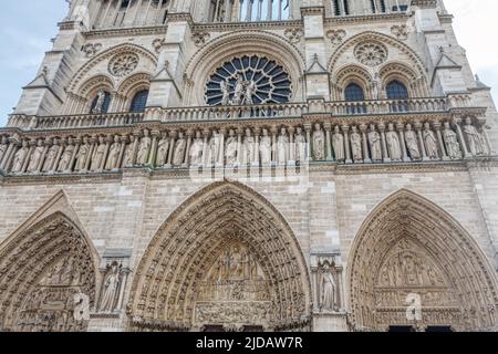 Skulpturen von Notre Dame de Paris . Statuen der Heiligen auf der Kathedrale Stockfoto