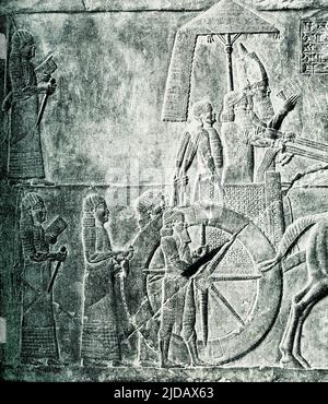 Dieses Bild aus dem Jahr 1910 zeigt den Herrscher Aschurbanipal von Assyrien auf seinem Wagen. Das Original befindet sich im Louvre Museum in Paris. Dieses Bild aus dem Jahr 1910 zeigt Assurbanipal (auch Aschurbanipal geschrieben) auf seinem Wagen. Ashurbanipal war von 669 v. Chr. bis zu seinem Tod im Jahr 631 König des neo-assyrischen Reiches. Er ist in der Regel in Erinnerung als der letzte große König von Assyrien. Die 38-jährige Regierungszeit von Ashurbanipal, die den Thron als bevorzugter Erbe seines Vaters Esarhaddon erbte, gehörte zu den längsten aller assyrischen Könige. Stockfoto