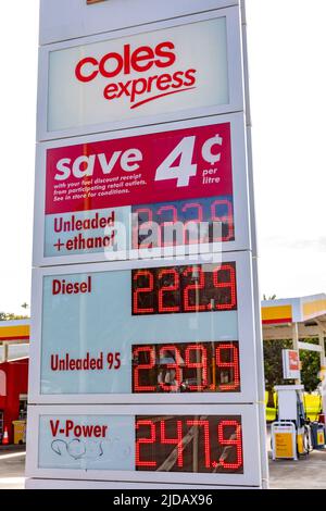 Preise für die Kraftstoffpumpe in Sydney an einer Shell and Coles Express-Tankstelle in Sydney im Juni 2022, NSW, Australien Stockfoto