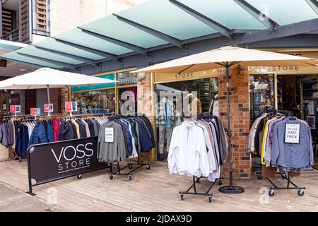 Bekleidungsgeschäft für Herren in Avalon Beach Sydney mit Halbpreisverkauf und Hemden, Jacken vor dem Geschäft, Sydney, NSW, Australien Stockfoto