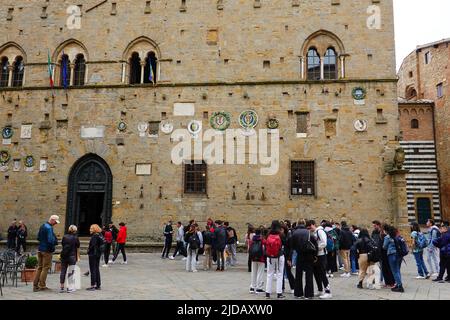 Mittelalterlicher Stadtplatz mit palastartigen Gebäuden, Piazza dei Priori, Volterra, Provinz Pisa, Italien. Stockfoto