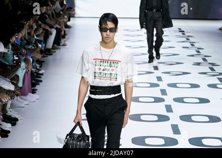 Mailand, Italien. 18.. Juni 2022. DOLCE & GABBANA Menswear SS23 Laufsteg während der Milan Fashion Week am 2022. Juni - Mailand, Italien. 18/06/2022 Credit: dpa/Alamy Live News Stockfoto