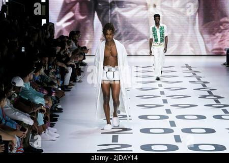 Mailand, Italien. 18.. Juni 2022. DOLCE & GABBANA Menswear SS23 Laufsteg während der Milan Fashion Week am 2022. Juni - Mailand, Italien. 18/06/2022 Credit: dpa/Alamy Live News Stockfoto