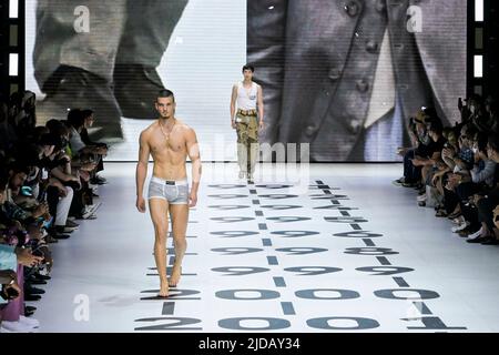 Mailand, Italien. 18.. Juni 2022. DOLCE & GABBANA Menswear SS23 Laufsteg während der Milan Fashion Week am 2022. Juni - Mailand, Italien. 18/06/2022 Credit: dpa/Alamy Live News Stockfoto