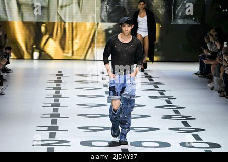 Mailand, Italien. 18.. Juni 2022. DOLCE & GABBANA Menswear SS23 Laufsteg während der Milan Fashion Week am 2022. Juni - Mailand, Italien. 18/06/2022 Credit: dpa/Alamy Live News Stockfoto