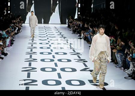 Mailand, Italien. 18.. Juni 2022. DOLCE & GABBANA Menswear SS23 Laufsteg während der Milan Fashion Week am 2022. Juni - Mailand, Italien. 18/06/2022 Credit: dpa/Alamy Live News Stockfoto