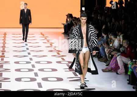 Mailand, Italien. 18.. Juni 2022. DOLCE & GABBANA Menswear SS23 Laufsteg während der Milan Fashion Week am 2022. Juni - Mailand, Italien. 18/06/2022 Credit: dpa/Alamy Live News Stockfoto