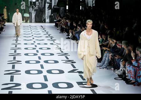 Mailand, Italien. 18.. Juni 2022. DOLCE & GABBANA Menswear SS23 Laufsteg während der Milan Fashion Week am 2022. Juni - Mailand, Italien. 18/06/2022 Credit: dpa/Alamy Live News Stockfoto