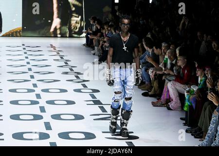 Mailand, Italien. 18.. Juni 2022. DOLCE & GABBANA Menswear SS23 Laufsteg während der Milan Fashion Week am 2022. Juni - Mailand, Italien. 18/06/2022 Credit: dpa/Alamy Live News Stockfoto