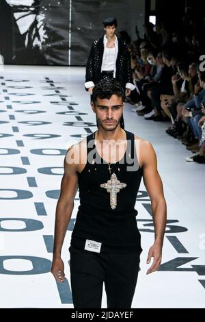 Mailand, Italien. 18.. Juni 2022. DOLCE & GABBANA Menswear SS23 Laufsteg während der Milan Fashion Week am 2022. Juni - Mailand, Italien. 18/06/2022 Credit: dpa/Alamy Live News Stockfoto