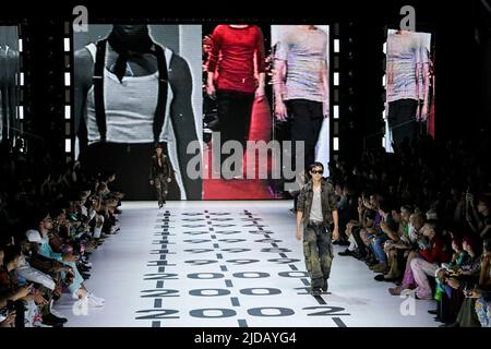 Mailand, Italien. 18.. Juni 2022. DOLCE & GABBANA Menswear SS23 Laufsteg während der Milan Fashion Week am 2022. Juni - Mailand, Italien. 18/06/2022 Credit: dpa/Alamy Live News Stockfoto