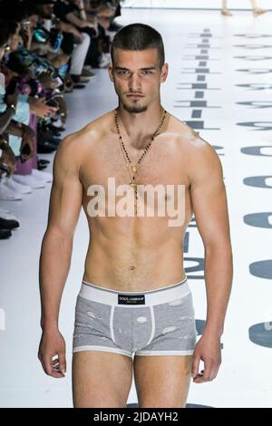 Mailand, Italien. 18.. Juni 2022. DOLCE & GABBANA Menswear SS23 Laufsteg während der Milan Fashion Week am 2022. Juni - Mailand, Italien. 18/06/2022 Credit: dpa/Alamy Live News Stockfoto