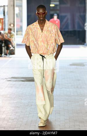 Mailand, Italien. 19.. Juni 2022. JORDANLUCA SS23 Runway während der Milan Fashion Week am 2022. Juni - Mailand, Italien. 18/06/2022 Credit: dpa/Alamy Live News Stockfoto