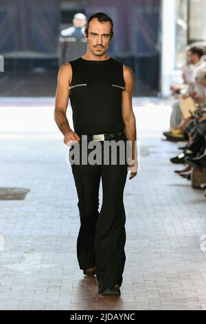 Mailand, Italien. 19.. Juni 2022. JORDANLUCA SS23 Runway während der Milan Fashion Week am 2022. Juni - Mailand, Italien. 18/06/2022 Credit: dpa/Alamy Live News Stockfoto