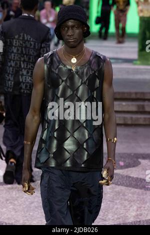 Mailand, Italien. 18.. Juni 2022. VERSACE SS23 Runway während der Milan Fashion Week am 2022. Juni - Mailand, Italien. 18/06/2022 Credit: dpa/Alamy Live News Stockfoto