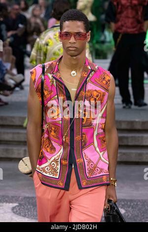 Mailand, Italien. 18.. Juni 2022. VERSACE SS23 Runway während der Milan Fashion Week am 2022. Juni - Mailand, Italien. 18/06/2022 Credit: dpa/Alamy Live News Stockfoto
