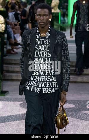 Mailand, Italien. 18.. Juni 2022. VERSACE SS23 Runway während der Milan Fashion Week am 2022. Juni - Mailand, Italien. 18/06/2022 Credit: dpa/Alamy Live News Stockfoto