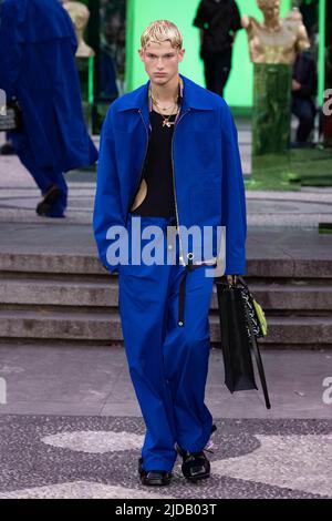 Mailand, Italien. 18.. Juni 2022. VERSACE SS23 Runway während der Milan Fashion Week am 2022. Juni - Mailand, Italien. 18/06/2022 Credit: dpa/Alamy Live News Stockfoto