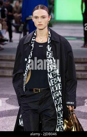 Mailand, Italien. 18.. Juni 2022. VERSACE SS23 Runway während der Milan Fashion Week am 2022. Juni - Mailand, Italien. 18/06/2022 Credit: dpa/Alamy Live News Stockfoto