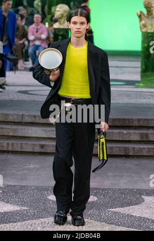 Mailand, Italien. 18.. Juni 2022. VERSACE SS23 Runway während der Milan Fashion Week am 2022. Juni - Mailand, Italien. 18/06/2022 Credit: dpa/Alamy Live News Stockfoto