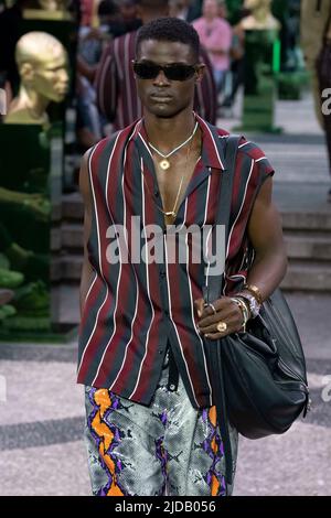 Mailand, Italien. 18.. Juni 2022. VERSACE SS23 Runway während der Milan Fashion Week am 2022. Juni - Mailand, Italien. 18/06/2022 Credit: dpa/Alamy Live News Stockfoto