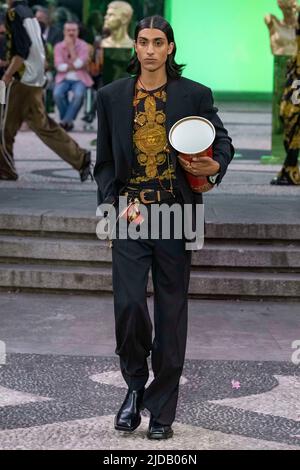 Mailand, Italien. 18.. Juni 2022. VERSACE SS23 Runway während der Milan Fashion Week am 2022. Juni - Mailand, Italien. 18/06/2022 Credit: dpa/Alamy Live News Stockfoto