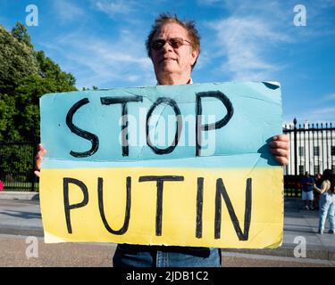 Washington, Usa. 19.. Juni 2022. Mann mit einem Schild mit der Aufschrift „Stoppt Putin“ auf einer Demonstration zur Unterstützung der Ukraine vor dem Weißen Haus. (Foto: Michael Brochstein/Sipa USA) Quelle: SIPA USA/Alamy Live News Stockfoto