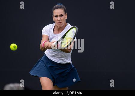 EASTBOURNE, ENGLAND - 19. JUNI: Nuria Parrizas Diaz aus Spanien spielt gegen Kaia Kanepi aus Estland während der Frauen-Singles im Devonshire Park am 19. Juni 2022 in Eastbourne, England. (Foto von Sebastian Frej) Kredit: Sebo47/Alamy Live News Stockfoto