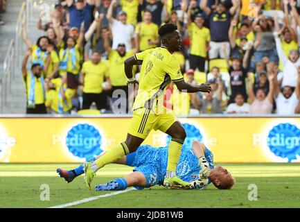 Nashville, USA. 19. Juni 2022: Nashville SC-Stürmer Aké Loba (9) gewinnt den Ball von Sporting Kansas City Torwart Tim Melia (29) während der zweiten Hälfte eines MLS-Spiels zwischen Sporting Kansas City und Nashville SC im Geodis Park in Nashville TN Steve Roberts/CSM Quelle: CAL Sport Media/Alamy Live News Stockfoto