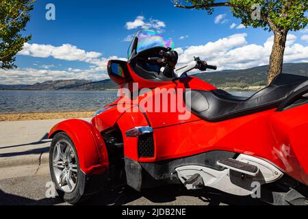 Roadster BRP Can-am Spyder F3 auf dem Hintergrund des blauen Himmels und der Berge an sonnigen Sommertagen Stockfoto