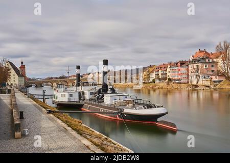 Dampfschiff Ruthof Ersekcsanad auf der Donau, das Donauschifffahrtsmuseum und die alte Steinbrücke aus dem 12. Jahrhundert, die die Donau überquert Stockfoto