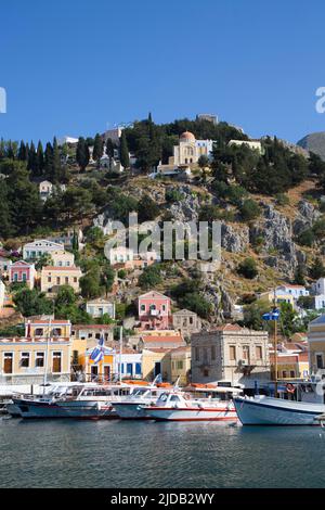 Boote liegen im Yachthafen am Hafen von Gialos, Symi (Simi) Island; Dodekanese Island Group, Griechenland Stockfoto