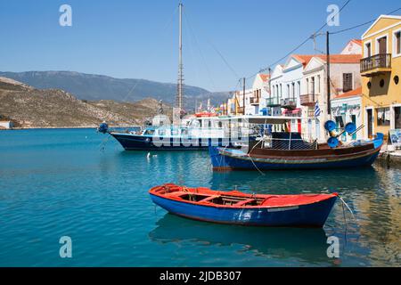 Boote im Hafen der historischen Insel Kastellorizo (Megisti); Dodecanese Island Group, Griechenland Stockfoto