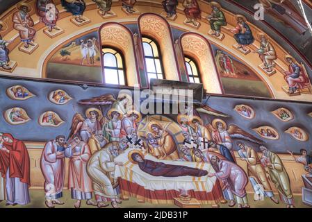 Farbenfrohes religiöses Fresko des Todes und der Annahme der Jungfrau Maria in der Heiligen Nikolaikirche in Koukaki; Athen, Griechenland Stockfoto