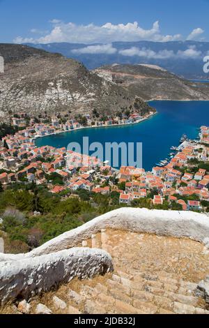 Klippentreppen im Vordergrund mit Blick auf den Hafen und die Stadt Kastellorizo auf der historischen Insel Kastellorizo (Megisti) Stockfoto