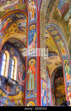 Farbenfrohe religiöse Fresken in der Heiligen Nikolaikirche in Koukaki; Athen, Griechenland Stockfoto