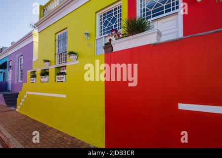 Aus nächster Nähe sehen Sie farbenfrohe historische Häuser auf der Wale Street im Bo-Kaap District; Kapstadt, Westkap, Südafrika Stockfoto