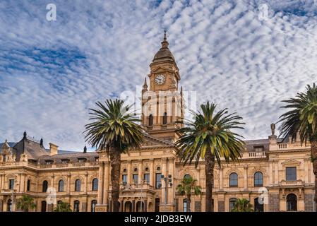 Palmen vor der Fassade des Rathauses von Kapstadt vor einem wolkigen blauen Himmel; Kapstadt, Westkap, Südafrika Stockfoto