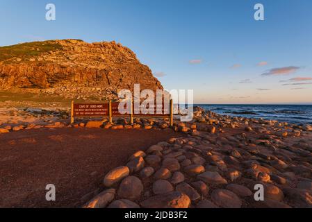 Kap der Guten Hoffnung, die Südspitze der Kap-Halbinsel mit Schildern entlang des Strandes, die besagen, dass das Kap der südwestlichste Punkt der A... Stockfoto