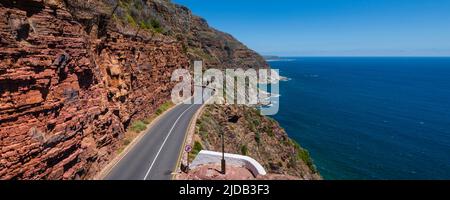 Küstenstraße, Chapman's Peak Drive, entlang der Küste des Atlantischen Ozeans auf der westlichen Seite der Kap-Halbinsel Stockfoto