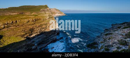 Blick auf den Atlantischen Ozean von der zerklüfteten Küste über Diaz Beach in Cape Point; Kapstadt, Westkap, Südafrika Stockfoto