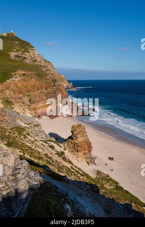 Der neue Leuchtturm von Cape Point hoch oben auf den Klippen über Diaz Beach am Cape Point entlang des Atlantiks; Kapstadt, Westkap, Südafrika Stockfoto