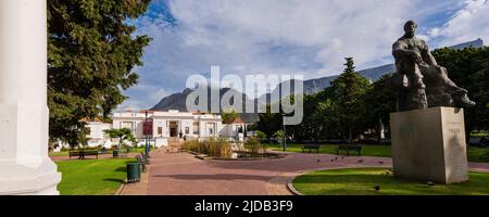 Haupteingang und Gärten der South African National Gallery mit Devil's Peak und Tafelberg im Hintergrund und einer historischen Statue von... Stockfoto